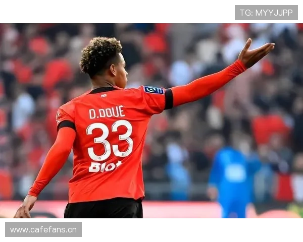 杜埃与卡马文加的雷恩传承与中场角色差异分析