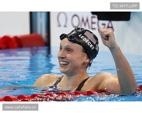 凯蒂·莱德基泳池边一身名牌，谁能跟她抢奢侈感啊？