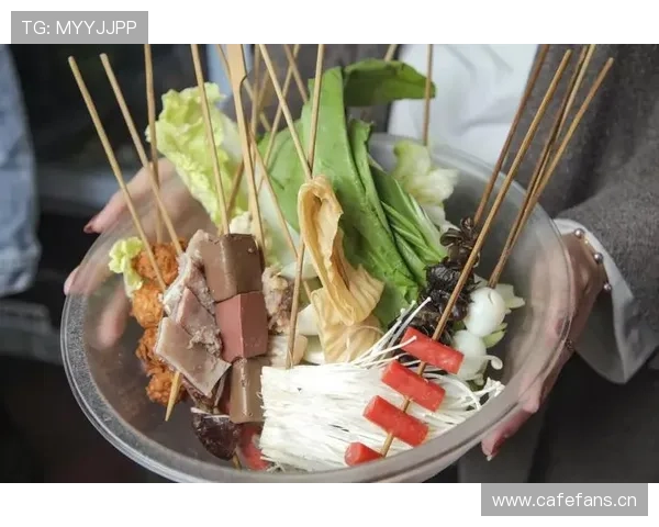 高亭宇训练完直接去吃火锅，教练在后面追着喊别蘸麻酱