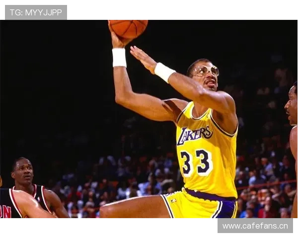 阿布杜尔-贾巴尔背打技巧显著高于当代内线，奠定得分霸主地位