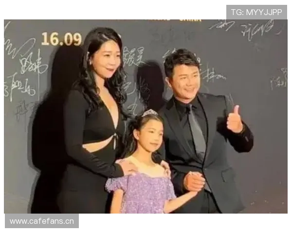 陈一冰赛场的铁汉脸和他家客厅那张生活照一比，仿佛见了两个人生